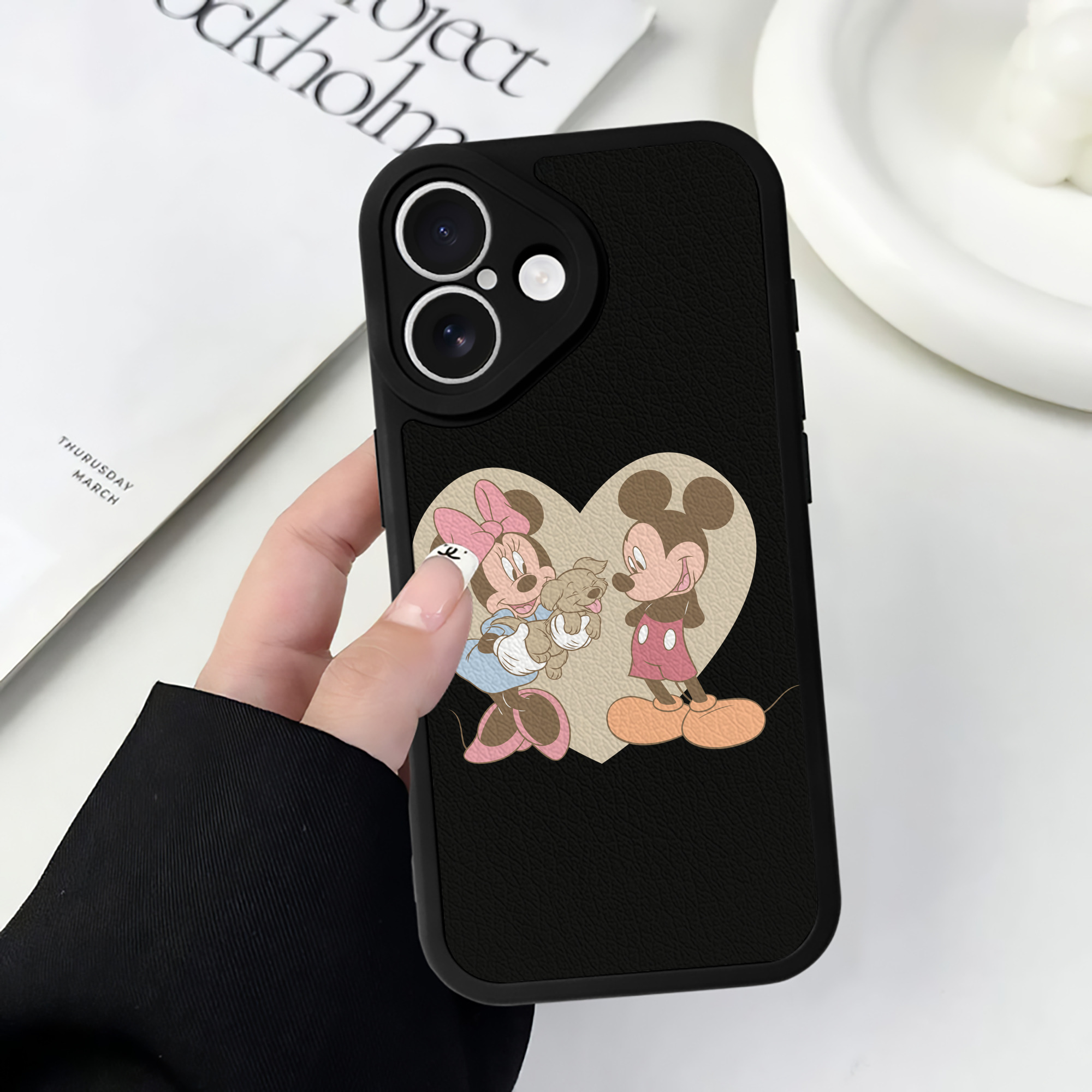 （画像用） ミッキーマウス Mickey Mouse 【iPhone 16シリーズ対応】シリコンスマホケース（レザー調） 材質：シリコン